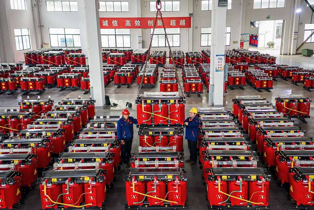 Oil-immersed-and-dry-type-transformers-in-a-manufacturing-facility-4